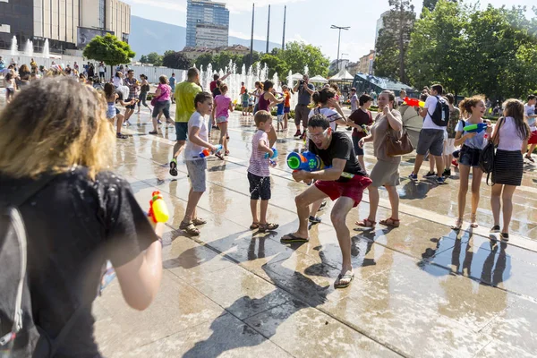 Water gun fight summer — Stock Photo, Image