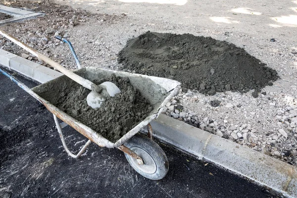 Stavební vozík s asfaltem a lopatu — Stock fotografie