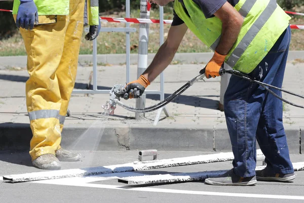 Parkeringsplats rand målning på nya asfalt — Stockfoto