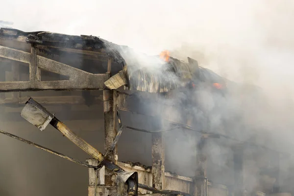 Gran desastre de incendio en un almacén —  Fotos de Stock