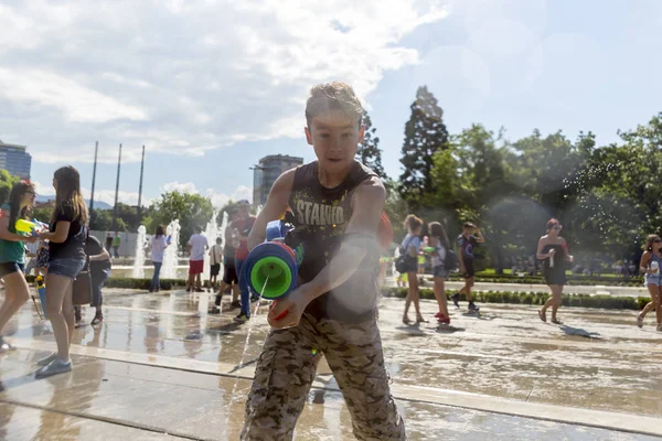 Água arma luta verão — Fotografia de Stock