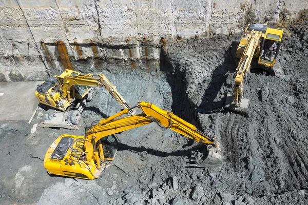 Kotrógépek Baggers ásni egy építkezésen — Stock Fotó