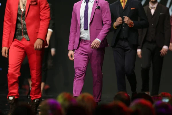 패션 쇼 활주로 아름 다운 붉은 색과 핑크 슈트 — 스톡 사진