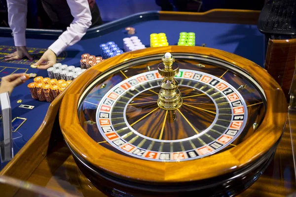Table de roulette en bois dans les jetons de casino — Photo