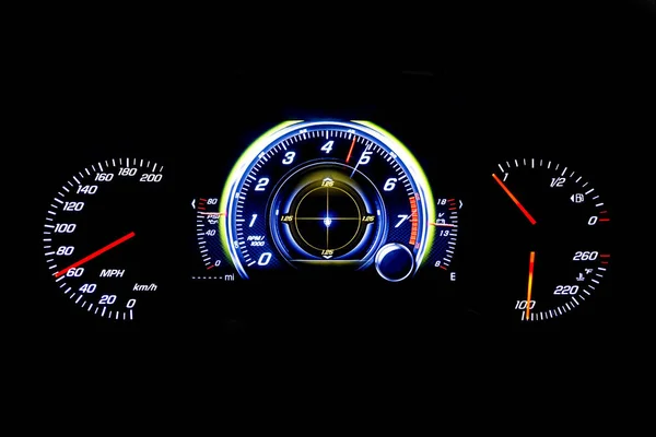 Modernes leichtes Auto Kilometerstand auf schwarzem Hintergrund mph — Stockfoto