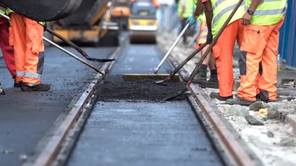 Trabajadores de rodillo de vapor construyen carreteras de asfalto y líneas ferroviarias — Vídeo de stock