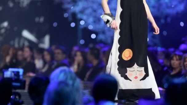 패션 쇼 활주로 아름 다운 흑백 드레스 — 비디오