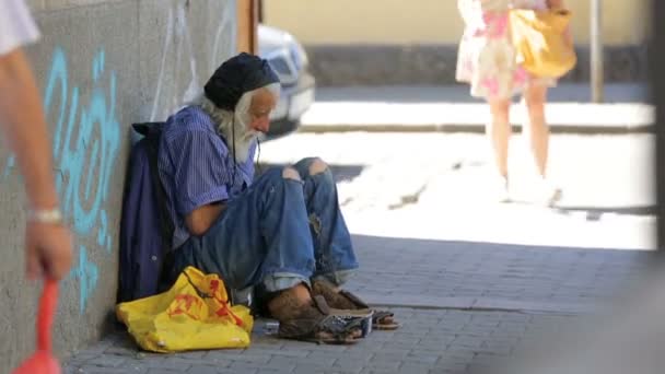 Un vagabundo pide dinero — Vídeos de Stock