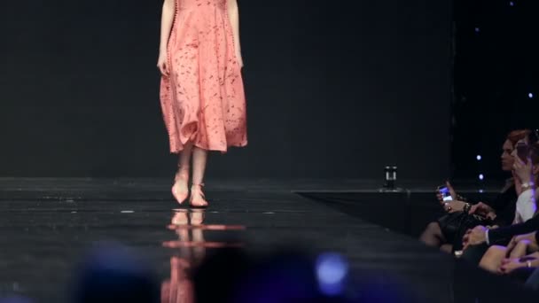 Подиум показа мод красивое оранжевое платье — стоковое видео