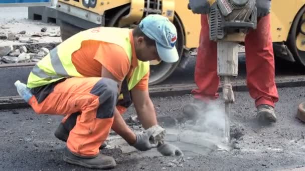 Trabajadores con interruptor de hormigón - martillo neumático — Vídeo de stock