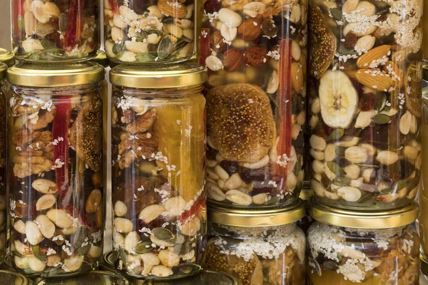 Honig mit Trockenfrüchten und Nüssen — Stockfoto