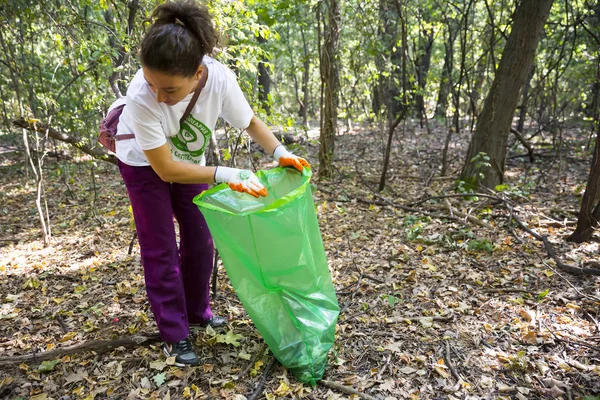 Picking up trash in the forest — Stock Photo, Image