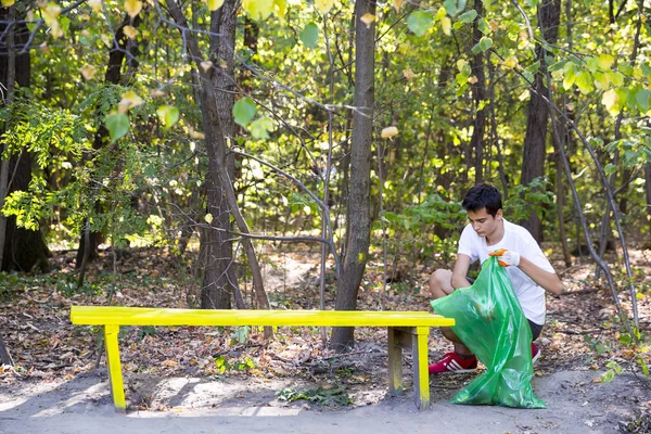 A apanhar lixo na floresta. — Fotografia de Stock