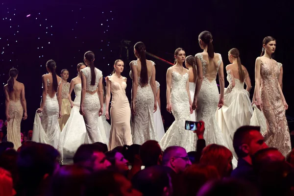 Visa catwalken vackra klänningar — Stockfoto