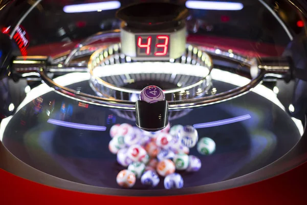 Boules de loterie colorées dans une machine 43 — Photo