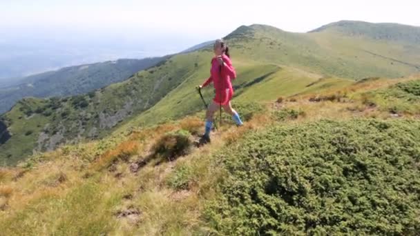 年轻女子在粉红色徒步在山 — 图库视频影像