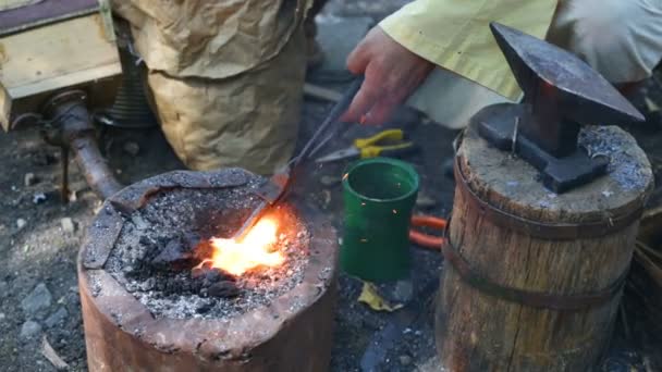 Blacksmith hammering hot metal arrow — Stock Video