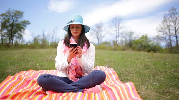 Attraente sorridente giovane donna parlando smartphone. Slide slider — Video Stock