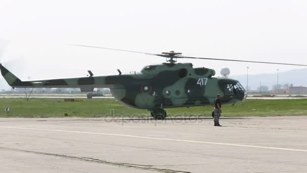 Wojskowy helikopter na lotnisku — Wideo stockowe