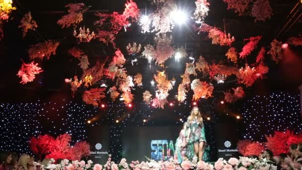 패션 쇼 활주로 아름 다운 화려한 드레스 — 비디오