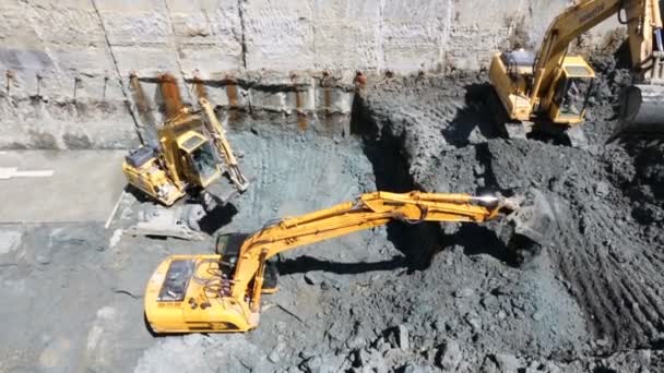 Excavadoras Baggers excavando en una obra de construcción — Vídeo de stock