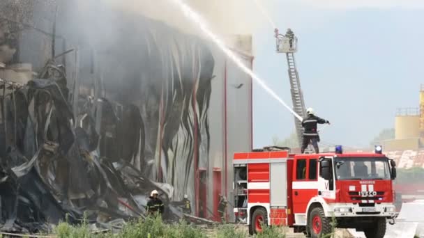 Grande desastre de incêndio em um armazém — Vídeo de Stock