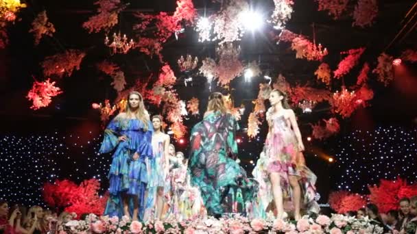 Desfile de moda pasarela hermosos vestidos de colores — Vídeos de Stock