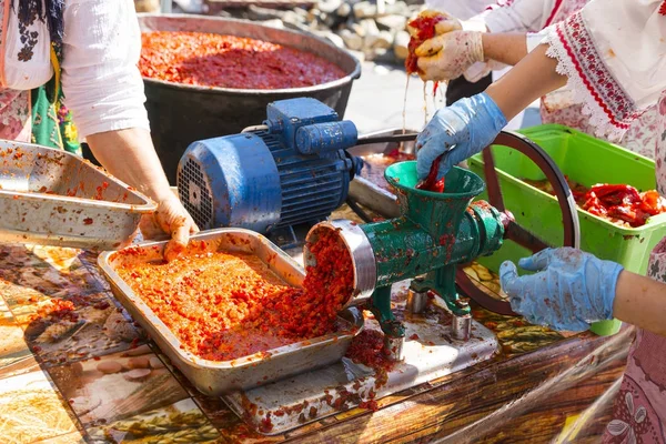 Maken van Ajvar — Stockfoto