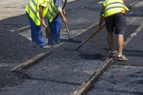 Εργαζόμενοι κατασκευή ασφαλτοστρωμένου δρόμου και σιδηροδρομικές γραμμές — Φωτογραφία Αρχείου