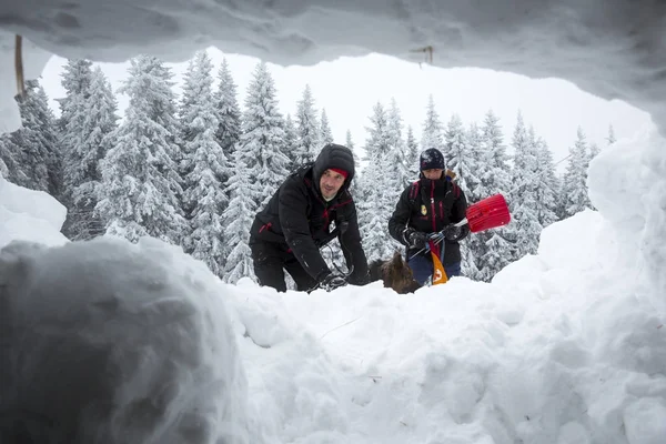 Salvadores da Cruz Vermelha através do buraco de neve — Fotografia de Stock