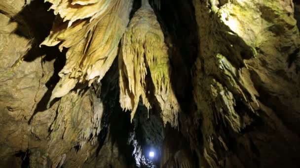 Внутри красивой красочной пещеры — стоковое видео