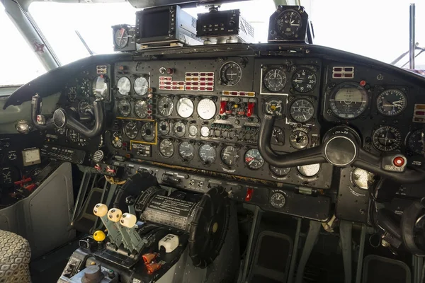 飛行機の中でのコントロール パネル — ストック写真