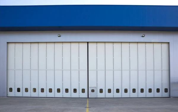 Airport hangar from the outside — Stock Photo, Image
