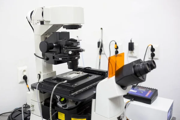 Modern mikroskop Mikrobiyoloji Laboratuvarı — Stok fotoğraf