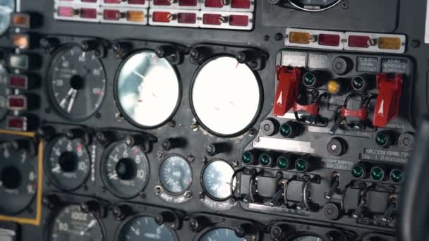Panneau de contol dans un avion. Zoom arrière . — Video