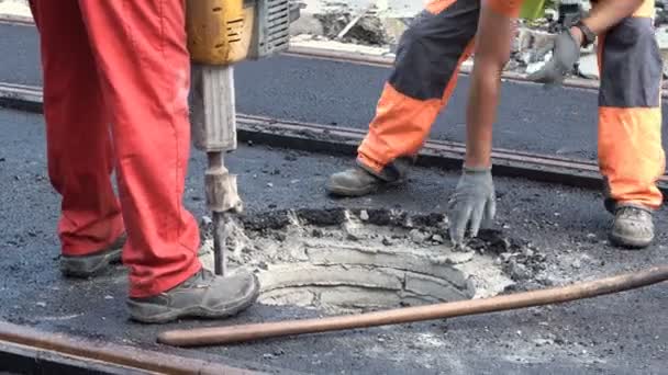 工人与混凝土断路器-气动锤 — 图库视频影像