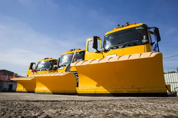 Camioane galbene cu plug de zăpadă în linie — Fotografie, imagine de stoc