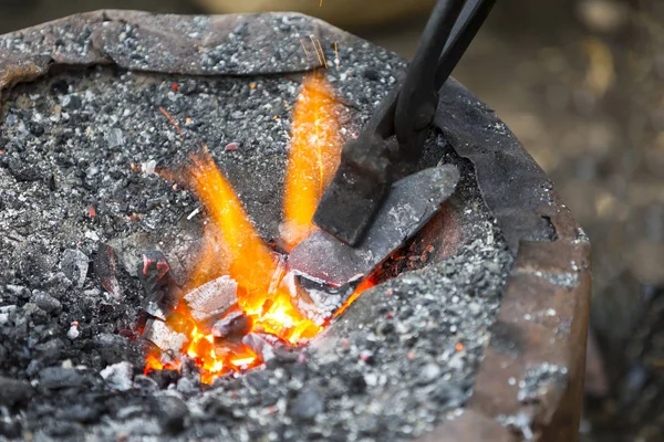 Горячая металлическая стрела в огне — стоковое фото