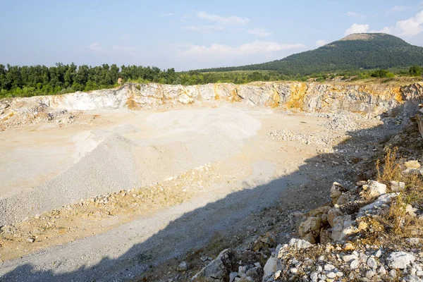 Cantera de piedra en la montaña —  Fotos de Stock