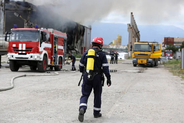 Большая пожарная катастрофа на складе — стоковое фото