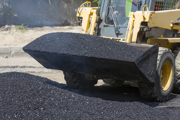 Graafmachine construct asfalt weg en spoorweg lijnen — Stockfoto