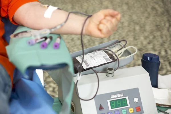 Рука донорства крові. Кров'яна сумка — стокове фото