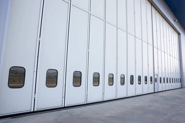 Airport hangar from the outside — Stock Photo, Image