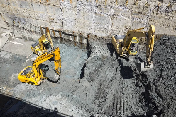 Escavadeiras Baggers cavando em um canteiro de obras — Fotografia de Stock