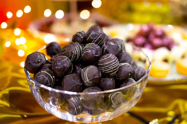 Шоколадные конфеты в миске — стоковое фото