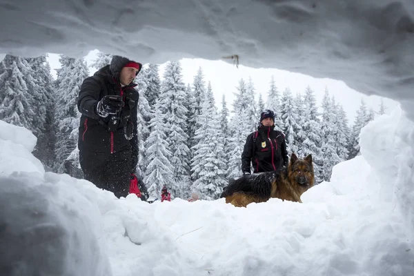 Kızıl Haç kurtarma ekipleri kar delikten — Stok fotoğraf