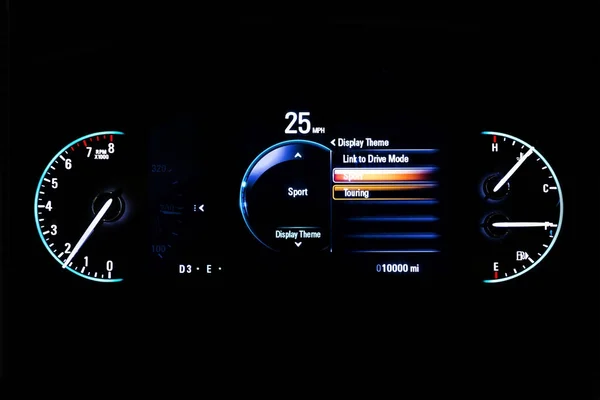 Сучасний легкий автомобільний пробіг на чорному Дисплей теми 25 миль/год — стокове фото