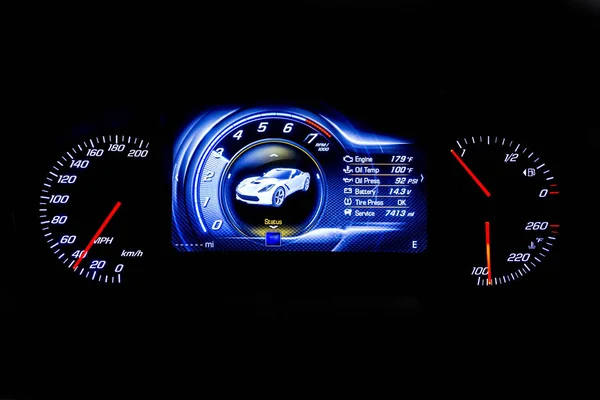 Modernes leichtes Auto Kilometerstand auf schwarzem Hintergrund mph — Stockfoto