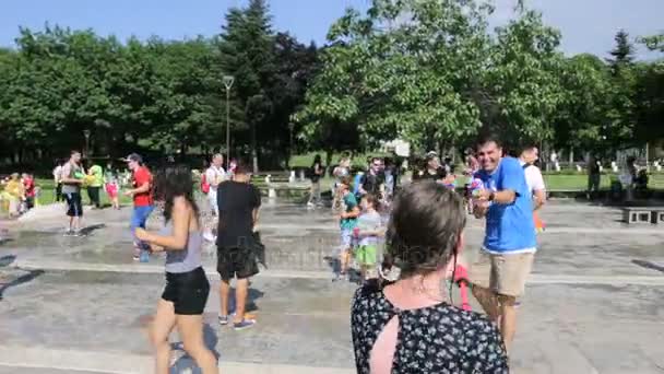 ソフィア ブルガリア 2017 子供と大人は水銃とソフィアの中心で他の水スプレー装置との戦いに参加 — ストック動画