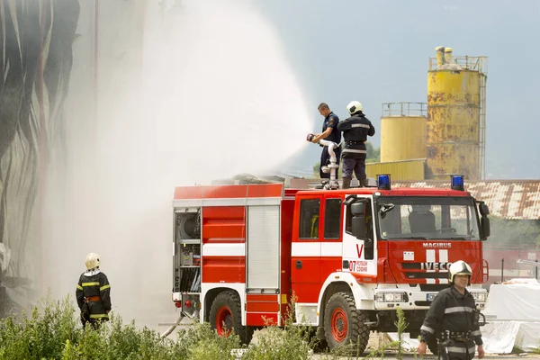 Большая пожарная катастрофа на складе — стоковое фото